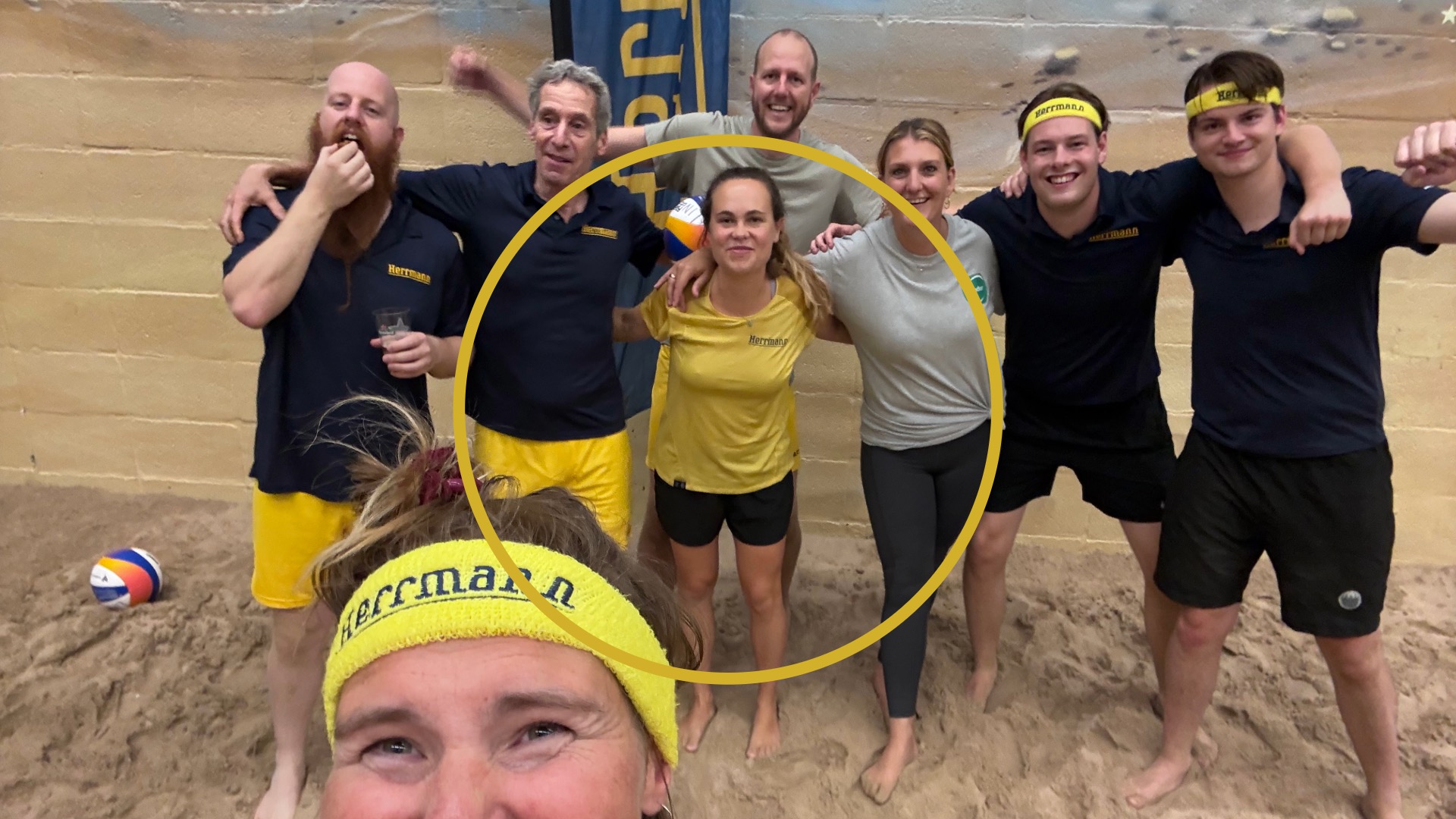 Jolien samen met het team van Herrmann tijdens het beachvolleybaltoernooi.